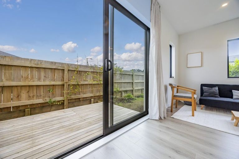 Photo of property in 1 Papa Orchard Drive, Kumeu, 0810