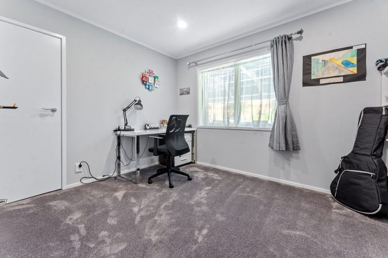 Photo of property in 18 Murano Place, Chatswood, Auckland, 0626