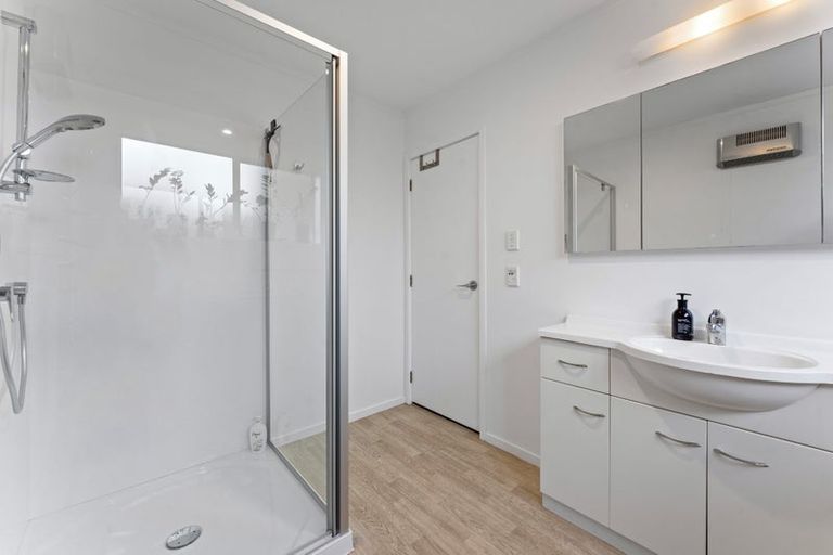 Photo of property in 1/15 Milford Road, Milford, Auckland, 0620