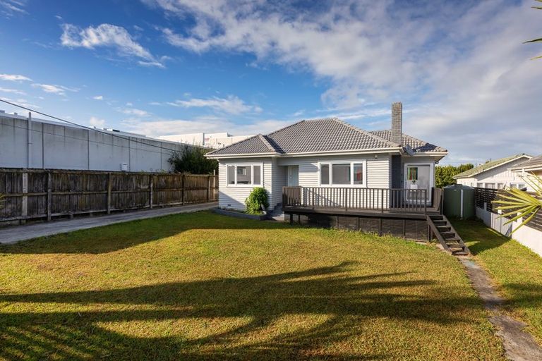Photo of property in 4040 Great North Road, Glen Eden, Auckland, 0602