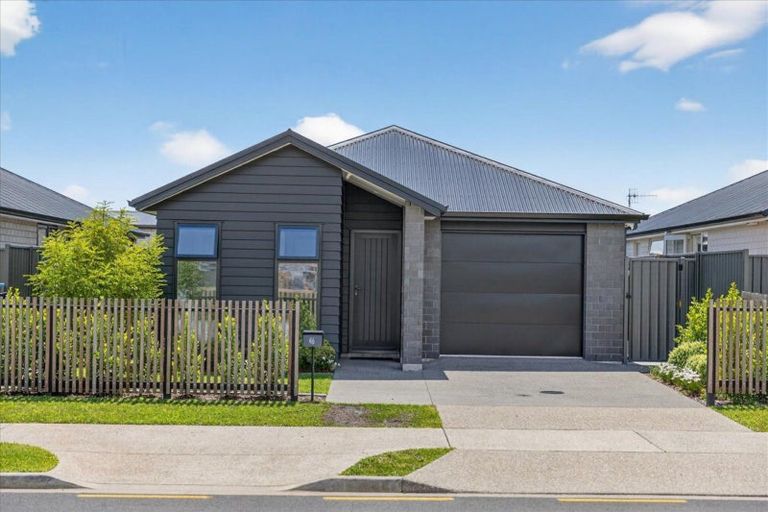 Photo of property in 46 Hammick Crescent, Pyes Pa, 3112