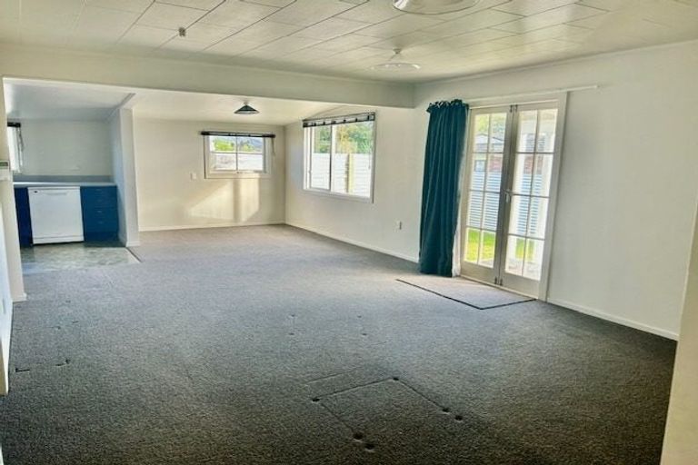 Photo of property in 11 Domett Street, Waitara, 4320