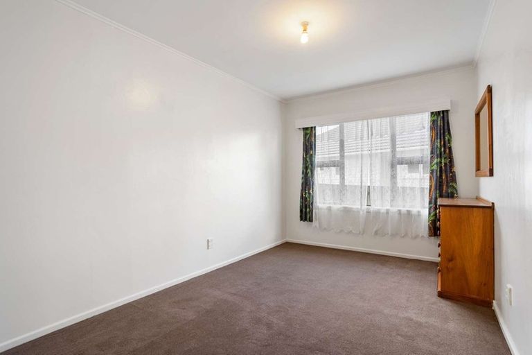 Photo of property in 6 Durham Street, Te Atatu Peninsula, Auckland, 0610