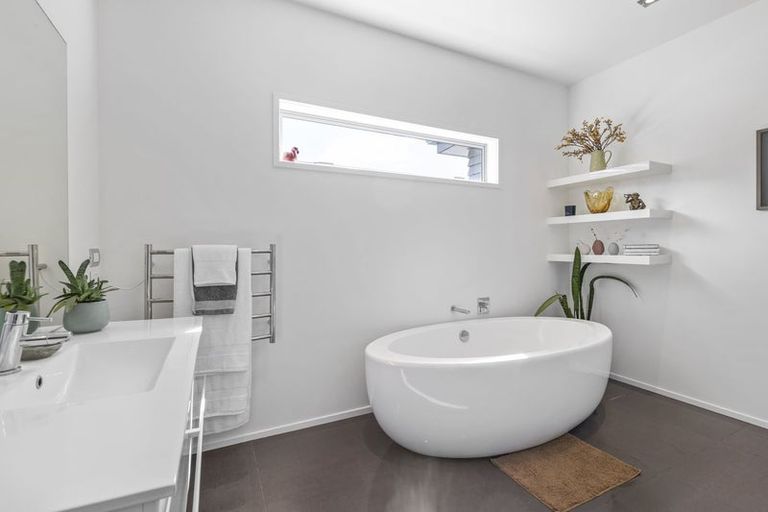 Photo of property in 2/5 Beach Street, Fitzroy, New Plymouth, 4312