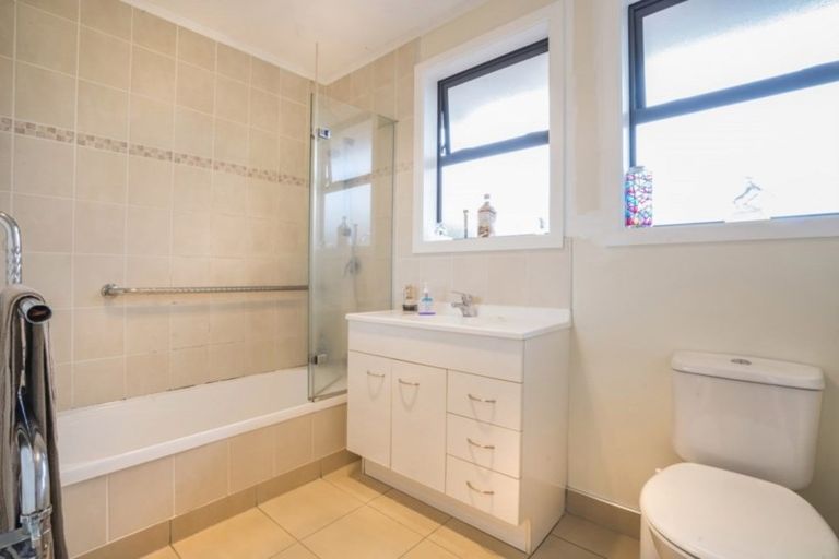 Photo of property in 37 Edgewater Drive, Pakuranga, Auckland, 2010