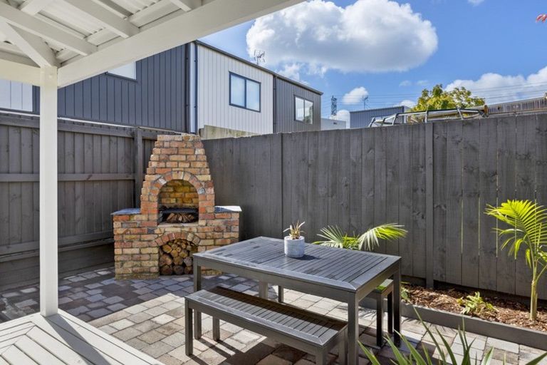Photo of property in 2/58 Hepburn Road, Glendene, Auckland, 0602