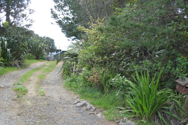 Photo of property in 11 Te Ahuahu Road, Piha, New Lynn, 0772