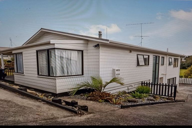Photo of property in 64 Trias Road, Totara Vale, Auckland, 0629