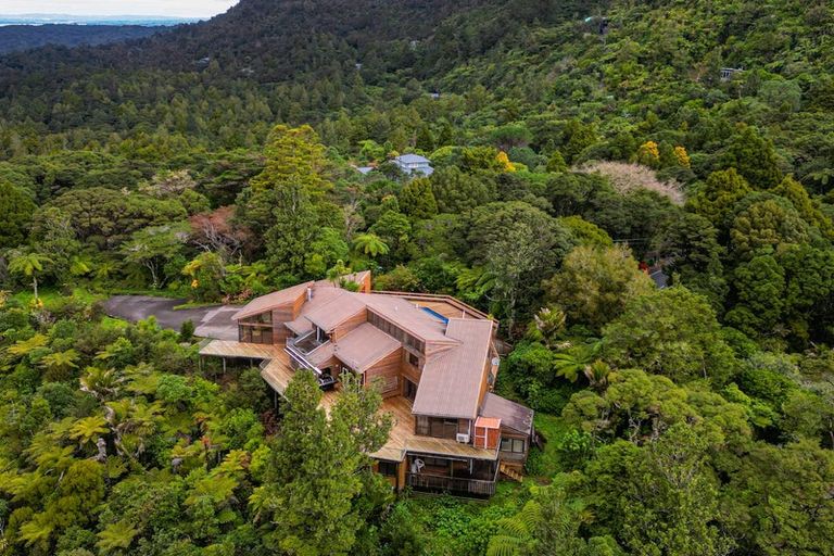 Photo of property in 922 West Coast Road, Waiatarua, Auckland, 0604