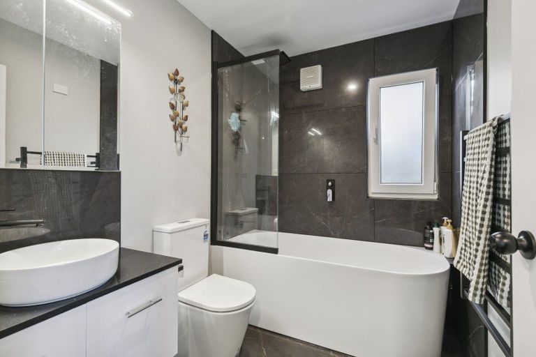 Photo of property in 2b Paratu Way, Strathmore Park, Wellington, 6022