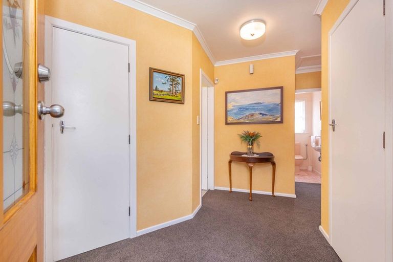 Photo of property in 16 Redwood Avenue, Tawa, Wellington, 5028