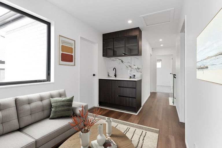 Photo of property in 1b Adelie Place, Murrays Bay, Auckland, 0630