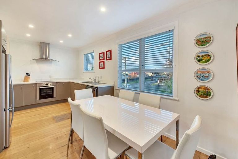 Photo of property in 12 Chilcott Road, Henderson, Auckland, 0612