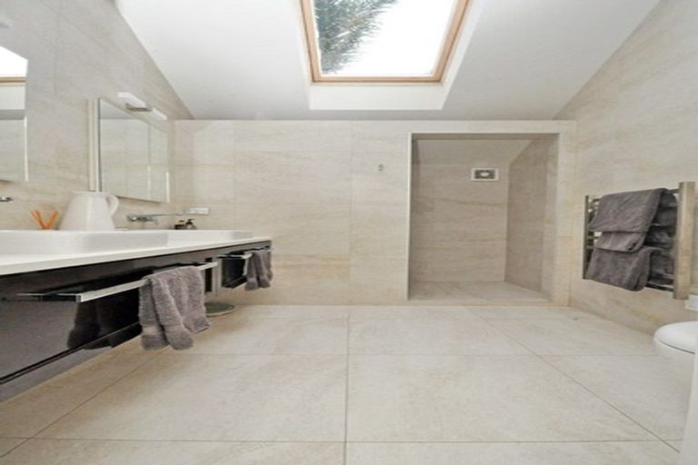 Photo of property in 10a Vaughan Crescent, Murrays Bay, Auckland, 0630