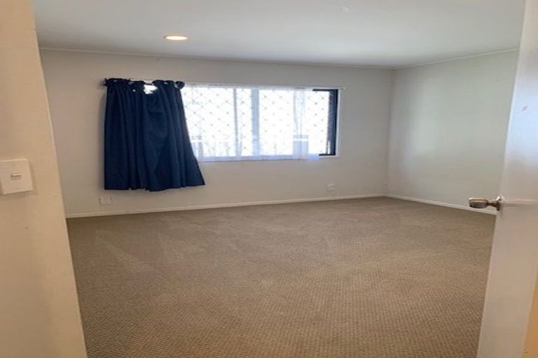 Photo of property in 20 Gillard Place, Eastern Beach, Auckland, 2012