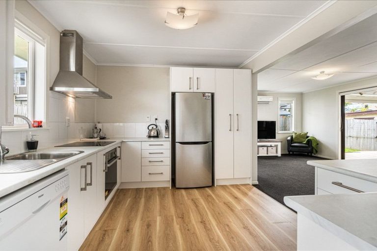 Photo of property in 22 Roberts Road, Te Atatu South, Auckland, 0610