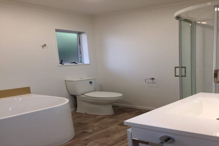 Photo of property in 2/5 Woodall Place, Totara Vale, Auckland, 0627