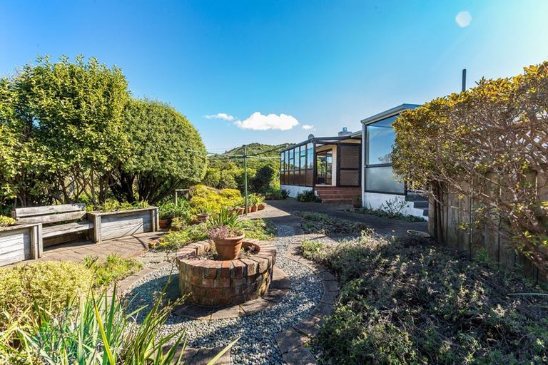Photo of property in 22 Bushey Way, Maungaraki, Lower Hutt, 5010