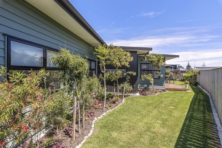 Photo of property in 16 Seagrass Place, Otaki Beach, Otaki, 5512