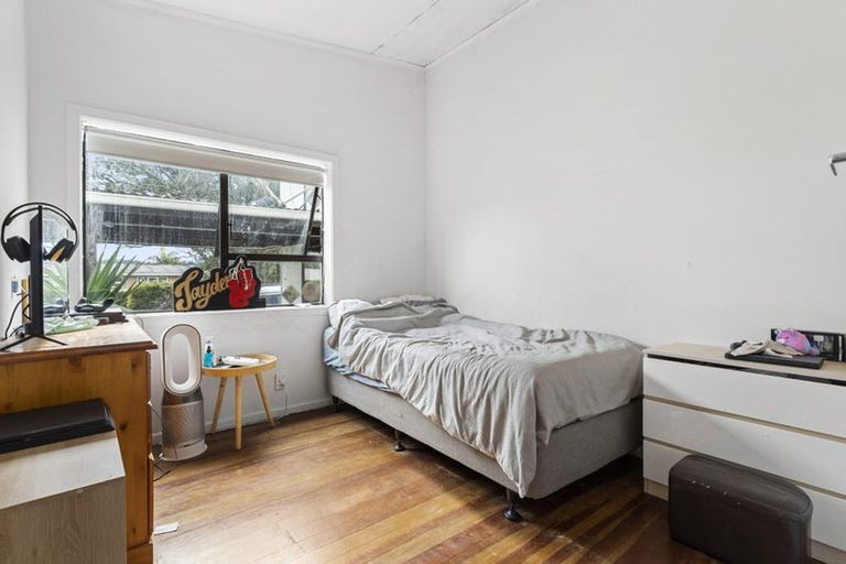 Photo of property in 28 Sunnyhaven Avenue, Beach Haven, Auckland, 0626