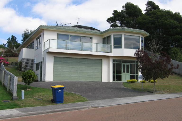 Photo of property in 10 Nottingham Place, Northcross, Auckland, 0630