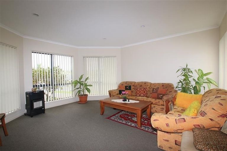 Photo of property in 15 Toledo Avenue, Henderson, Auckland, 0612