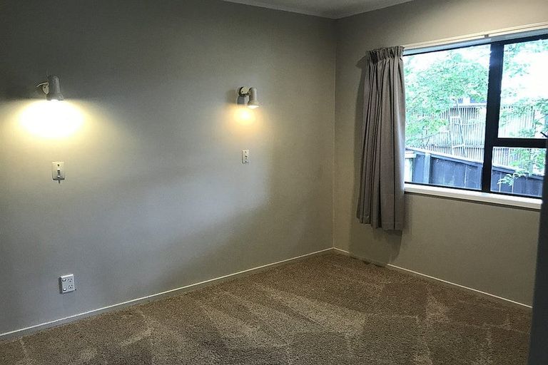 Photo of property in 2/4 Penning Road, Castor Bay, Auckland, 0620