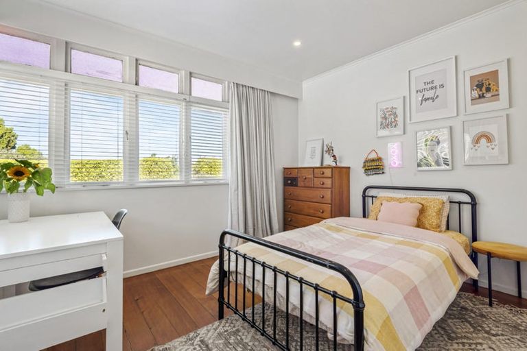 Photo of property in 1/157 Glenfield Road, Hillcrest, Auckland, 0626