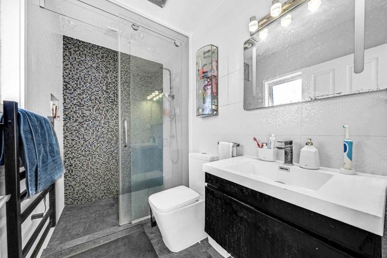 Photo of property in 2 Tudward Glade, Hillcrest, Auckland, 0627