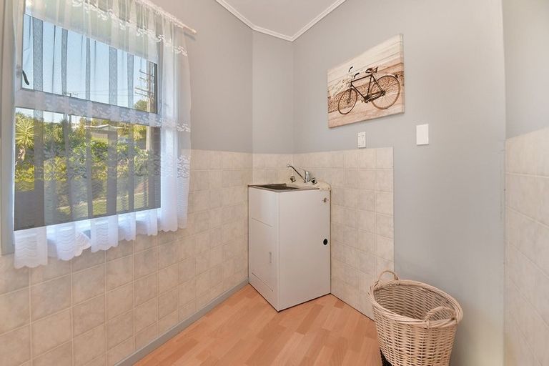 Photo of property in 15 Hand Road, Helensville, 0800