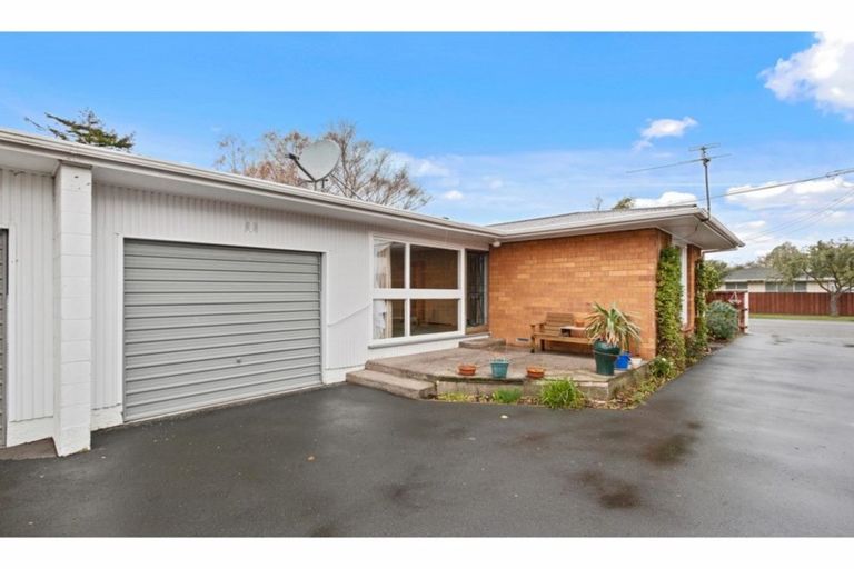 Photo of property in 2/43 Prestons Road, Redwood, Christchurch, 8051