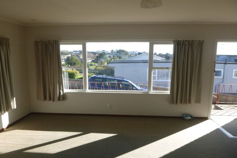 Photo of property in 39 Manhattan Heights, Glendene, Auckland, 0602