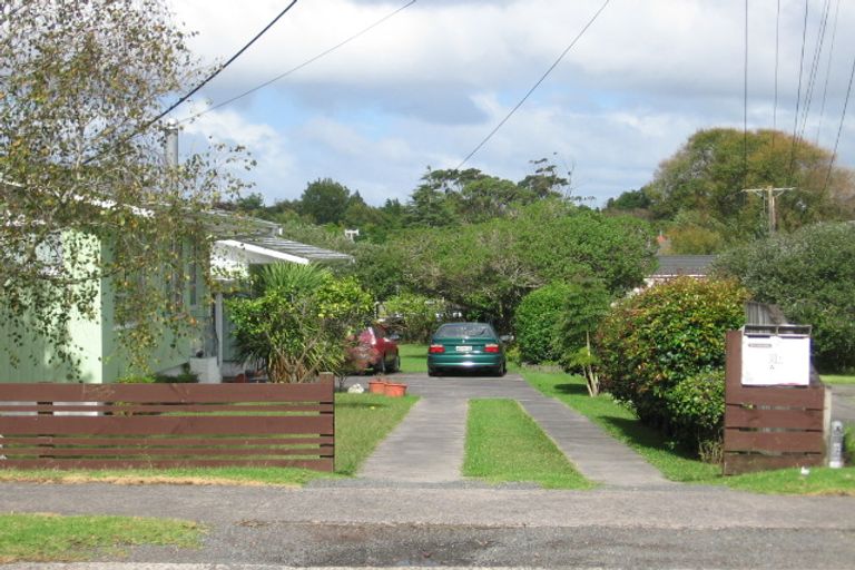 Photo of property in 2/21 Woodside Road, Massey, Auckland, 0614