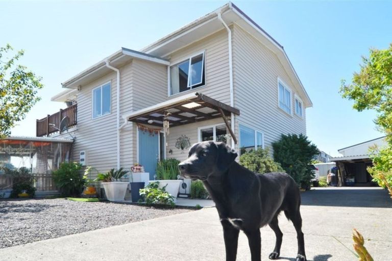 Photo of property in 2a Bamboo Grove, Kelston, Auckland, 0602