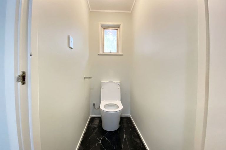 Photo of property in 13 Halcombe Place, Green Bay, Auckland, 0604