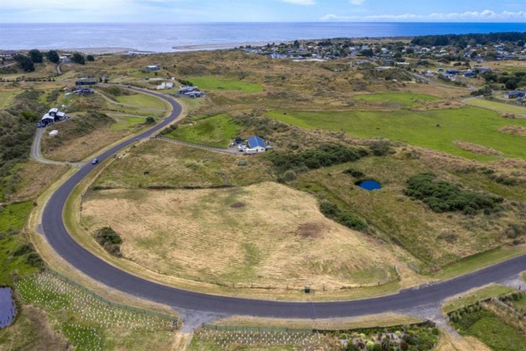 Photo of property in 92 Strathnaver Drive, Waikawa Beach, Manakau, 5573