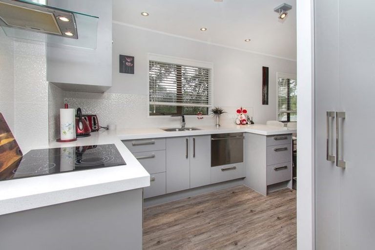 Photo of property in 1/16 Cornelian Crescent, Half Moon Bay, Auckland, 2012