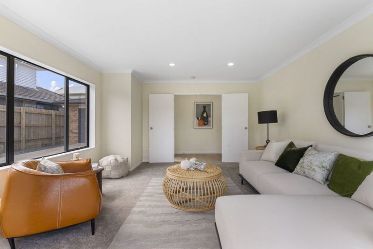 Photo of property in 10 Mediterranean Way, Goodwood Heights, Auckland, 2105