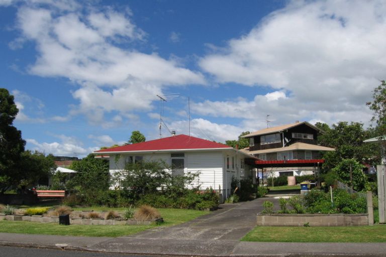 Photo of property in 16 Lynden Avenue, Hillcrest, Auckland, 0627