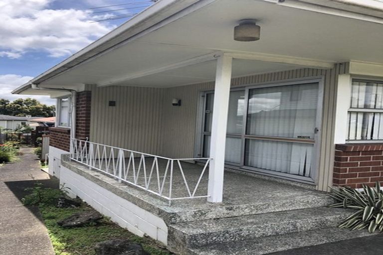 Photo of property in 1/305 Great North Road, Henderson, Auckland, 0612