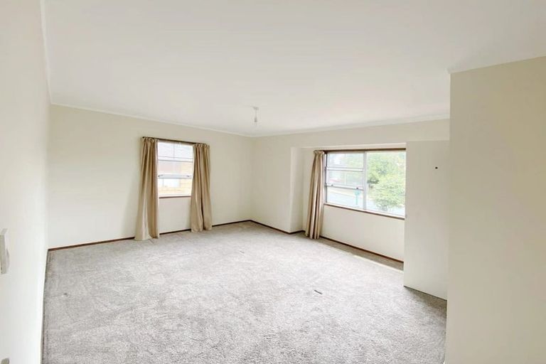 Photo of property in 11 Ravenstone Place, Chatswood, Auckland, 0626