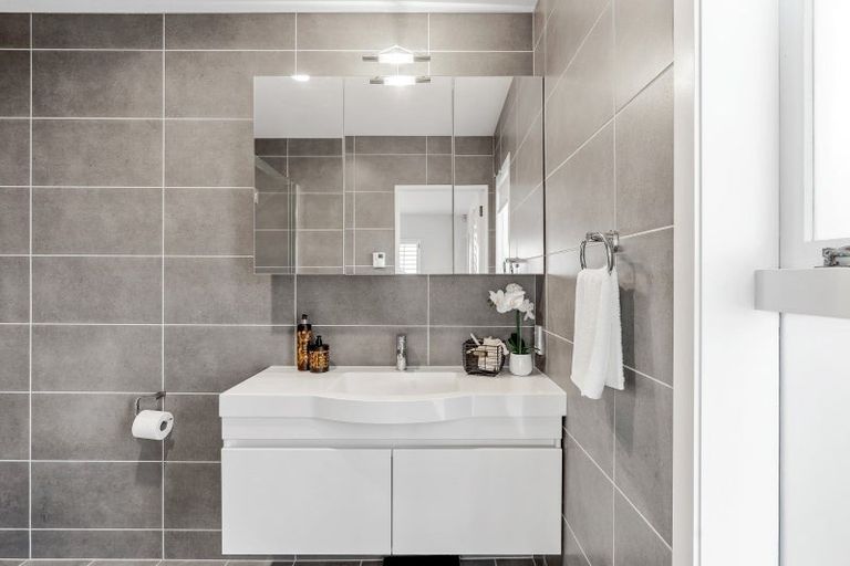 Photo of property in 18 Tizard Road, Birkenhead, Auckland, 0626