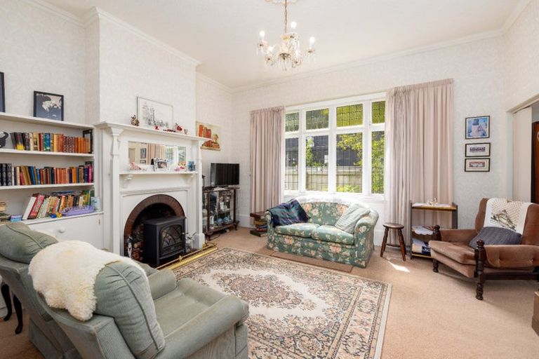 Photo of property in 114 Aikmans Road, Merivale, Christchurch, 8014