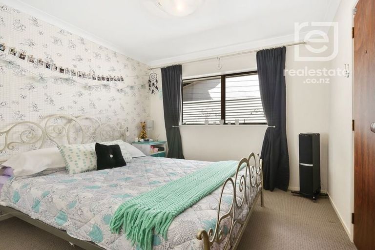 Photo of property in 5 Cumbrian Place, Conifer Grove, Takanini, 2112