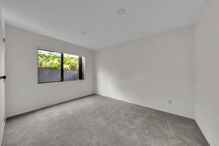 Photo of property in 2/25 Sunnyfield Crescent, Glenfield, Auckland, 0629