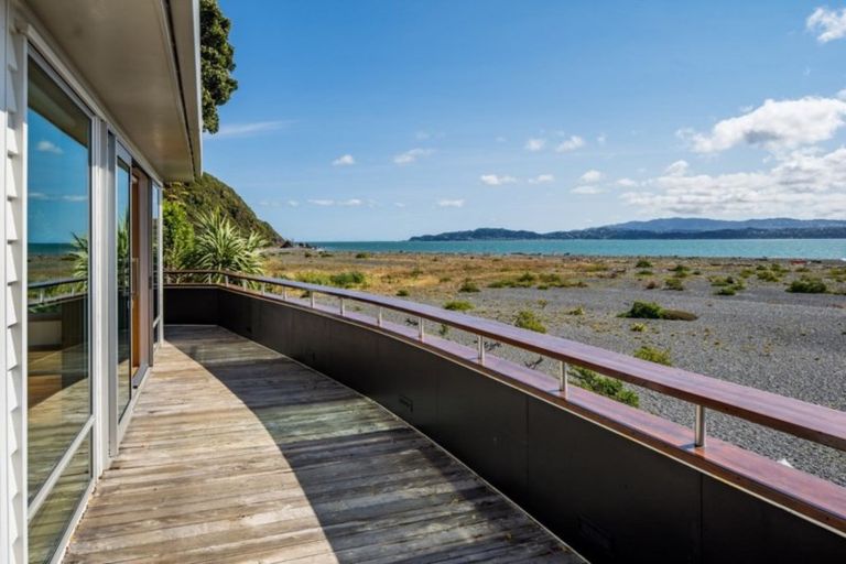 Photo of property in 42 Pukatea Street, Eastbourne, Lower Hutt, 5013