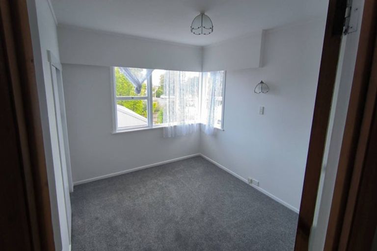 Photo of property in 327 Wairau Road, Totara Vale, Auckland, 0627