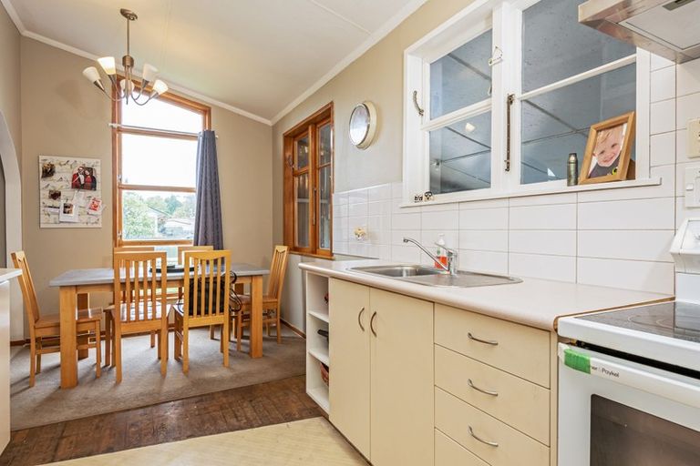 Photo of property in 14 Mokau Place, Terrace End, Palmerston North, 4410