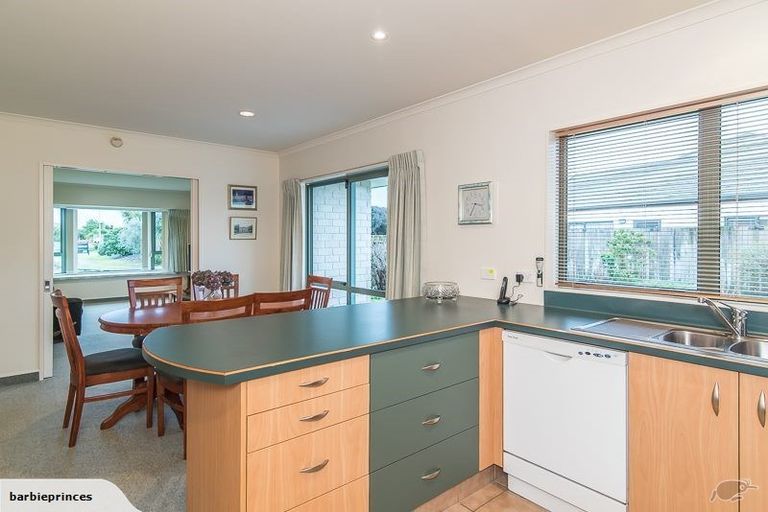 Photo of property in 135 Guildford Drive, Paraparaumu Beach, Paraparaumu, 5032