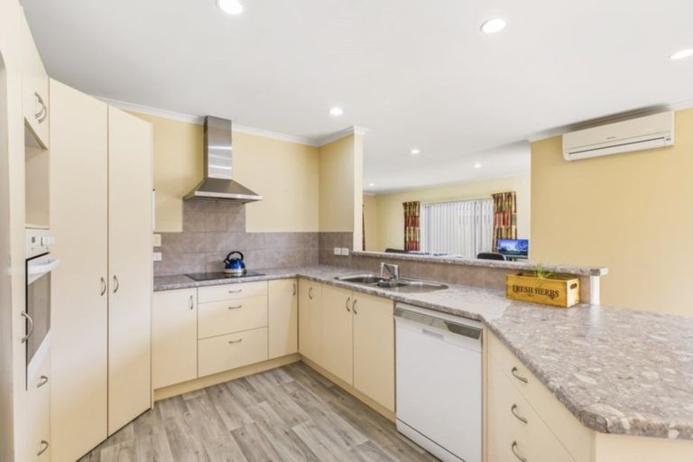 Photo of property in 11 Grabella Place, Papamoa Beach, Papamoa, 3118